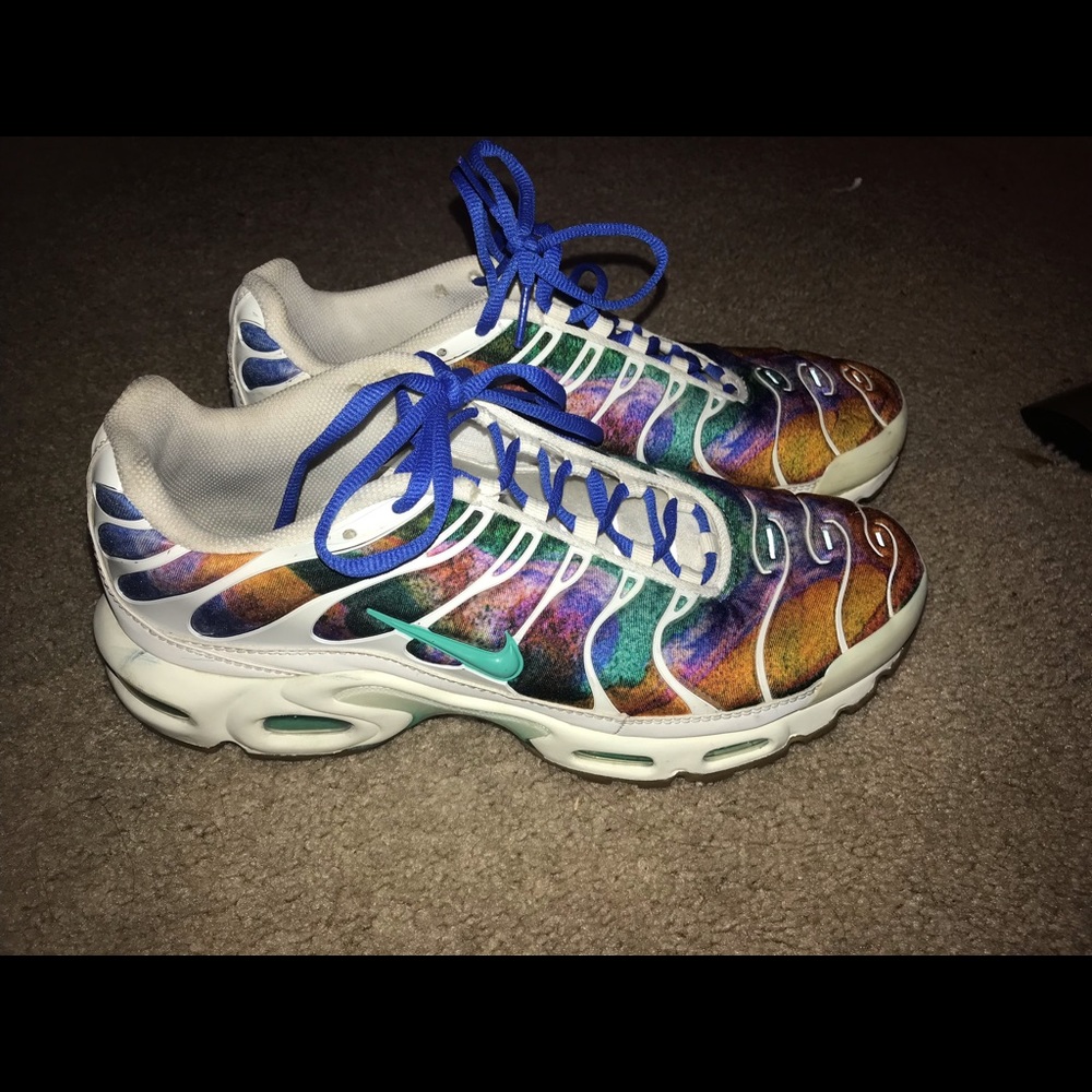 Nike Air Max tennis shoes